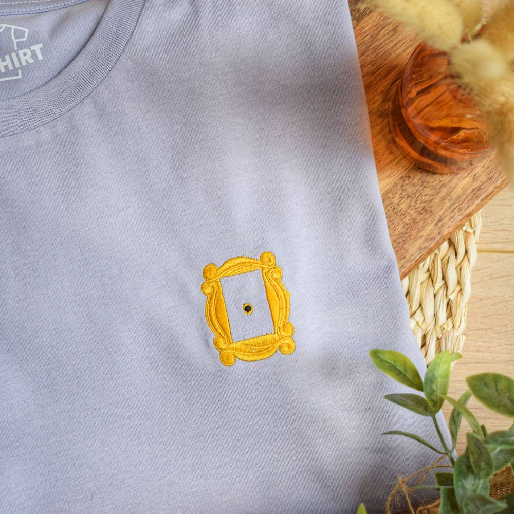 Fliederfarbenes Unisex-T-Shirt mit gelb gesticktem Friends-Bilderrahmen