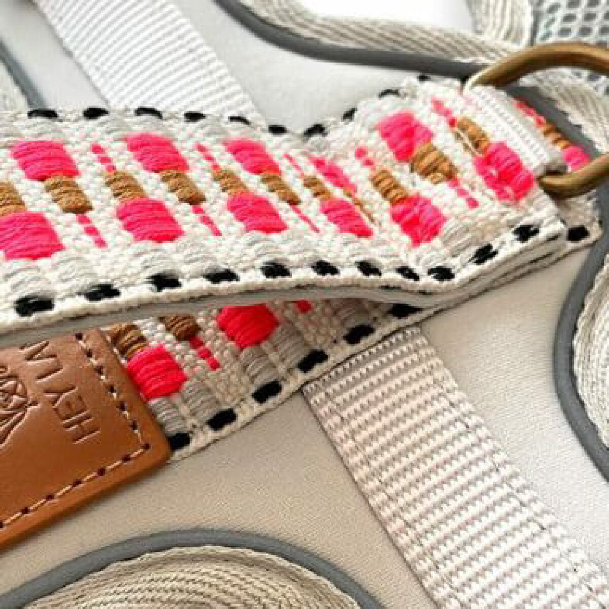Handgemachtes Premium Hundegeschirr Gepolstert Grau/Pink von Hey Lana Detailansicht, erhältlich bei fiffi&muschi - Hundeladen/Concept Store Köln