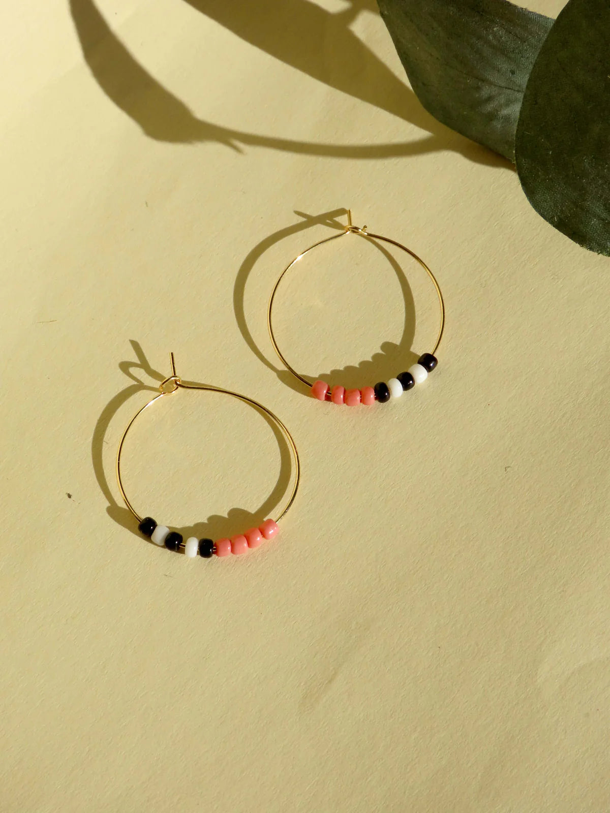 Hoops aus vergoldetem Edelstahl mit Toho Seed Perlen
