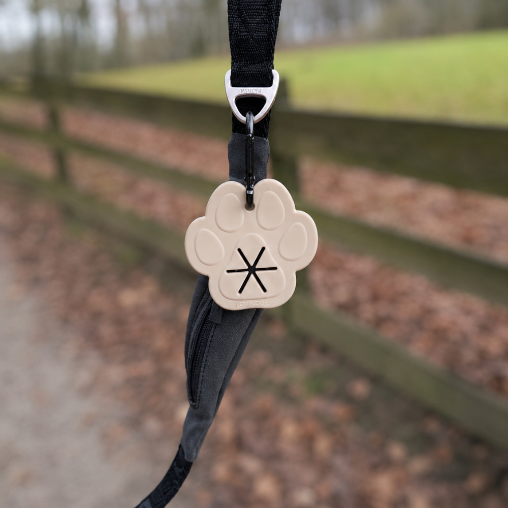 Kotbeutelhalter in Pfotenform in Greige von LOVIN'DOG mit Karabiner an der Leine
