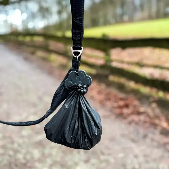 Kotbeutelhalter in Pfotenform von LOVIN'DOG mit Karabiner im Einsatz