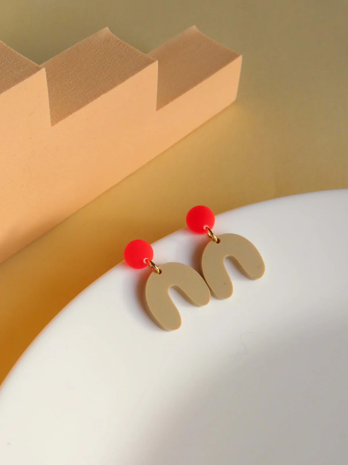 Kleine Arch Bogen Ohrringe in Feuerrot und Beige