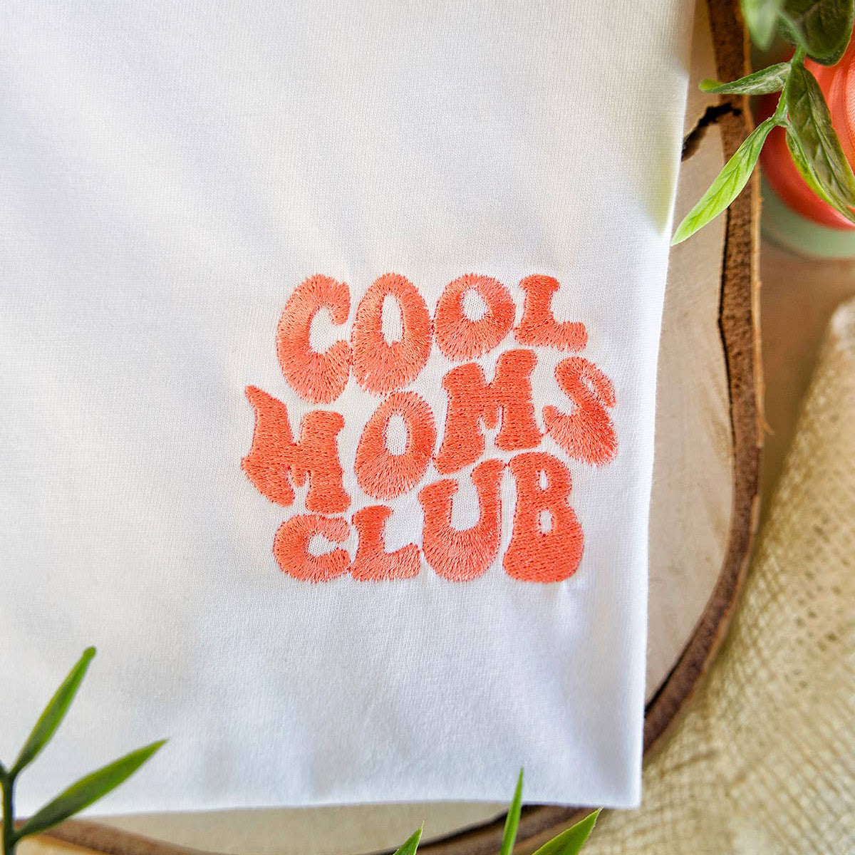 Weißes Cool Moms Club T-Shirt mit korallfarbener Stickerei