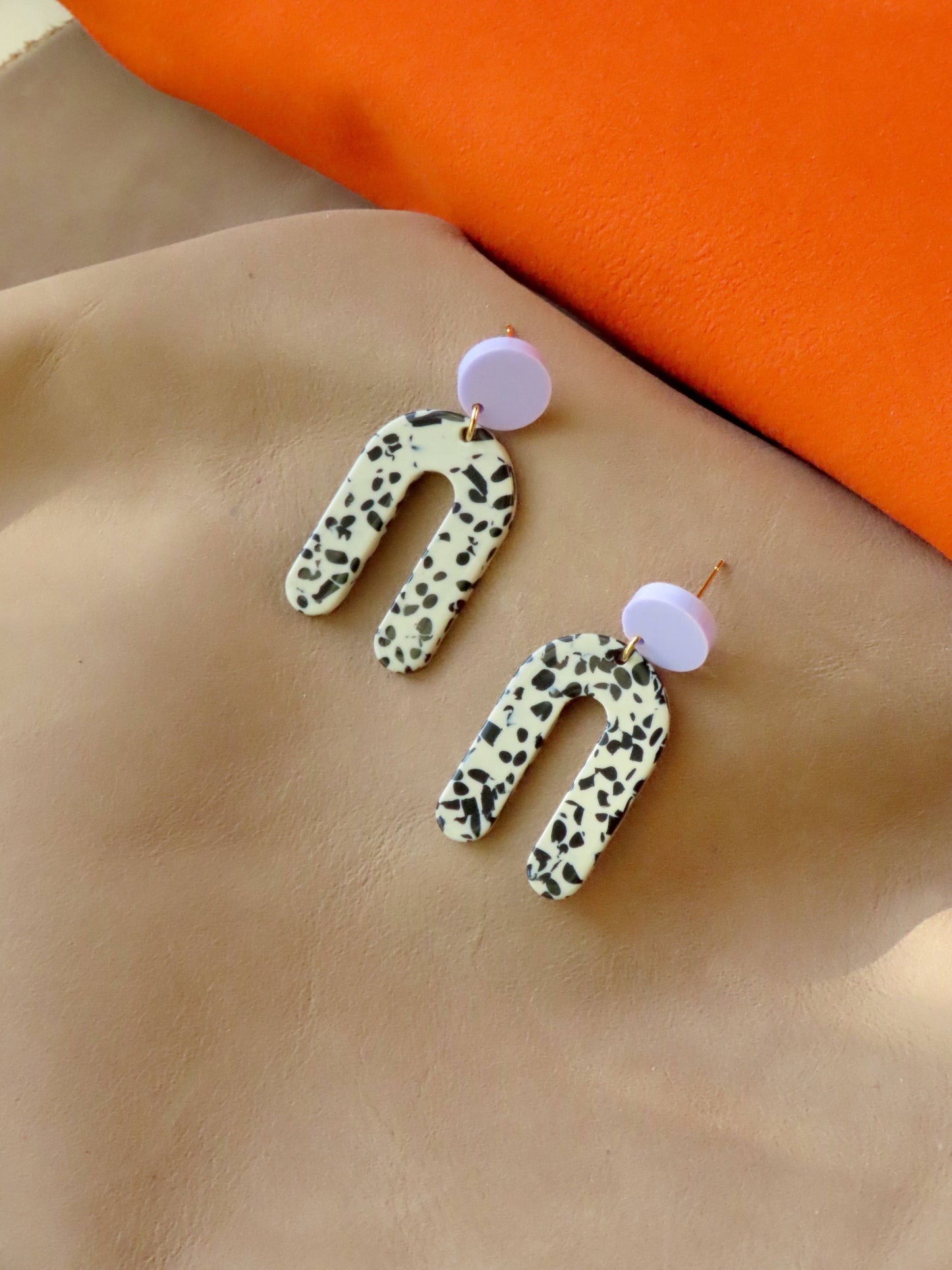 Slim Greige Dots Bogenohrringe