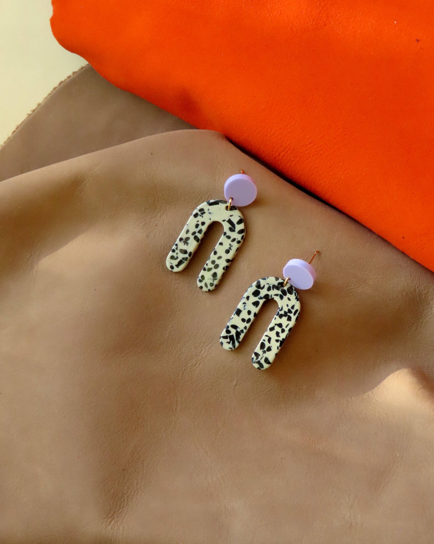 Slim Greige Dots Bogenohrringe
