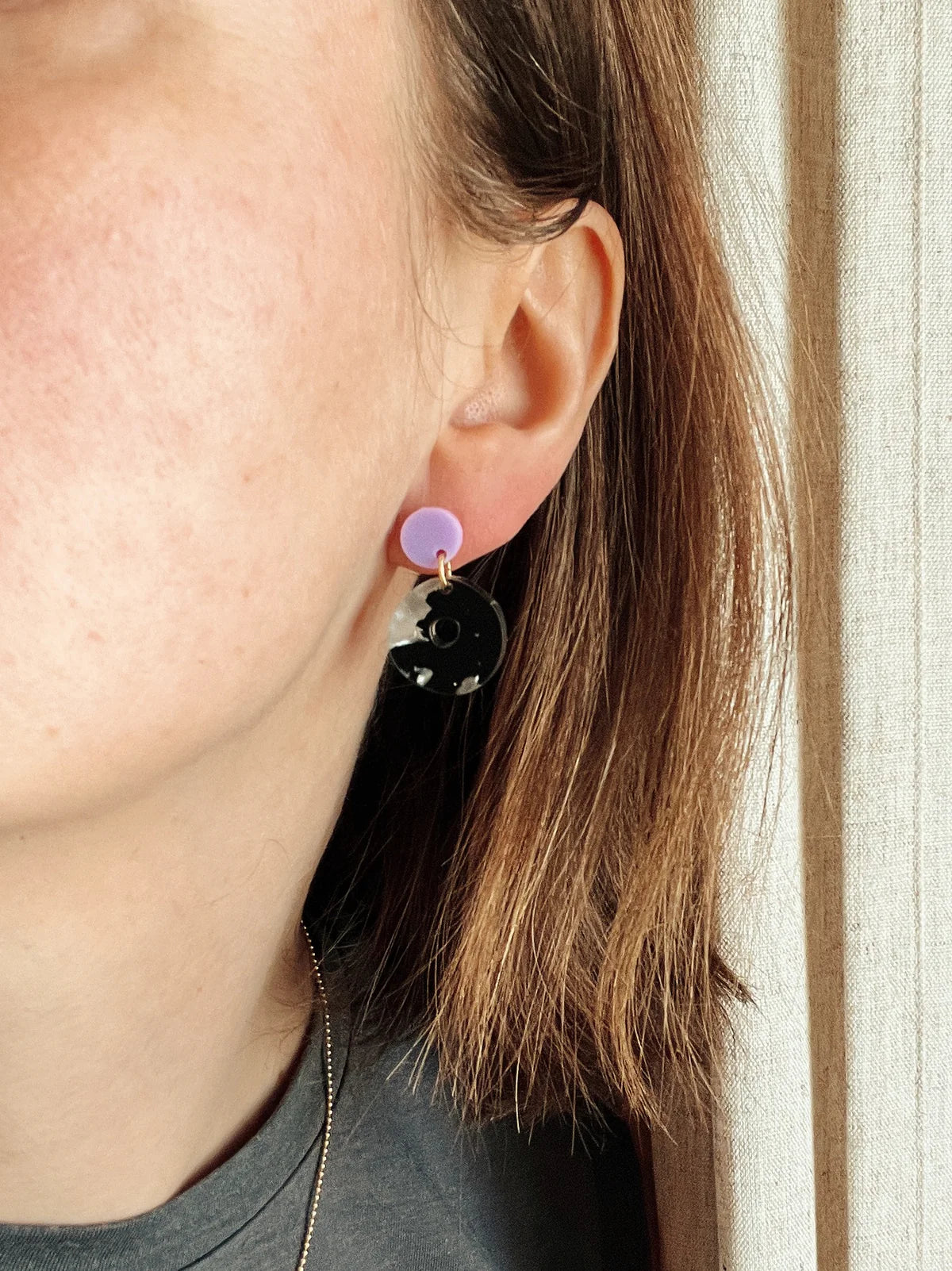 Alma Ohrstecker in flieder mit Acetat Anhängern