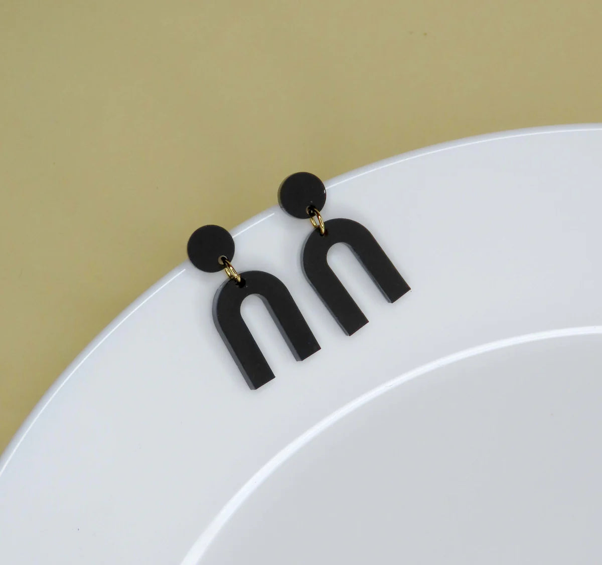 Mini Arch Acryl Ohrringe mit Edelstahlstecker in schwarz