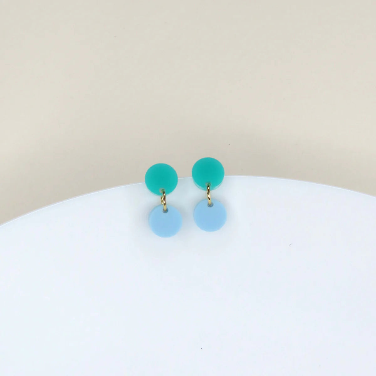 Dotty Acryl Ohrringe in Türkis Hellblau
