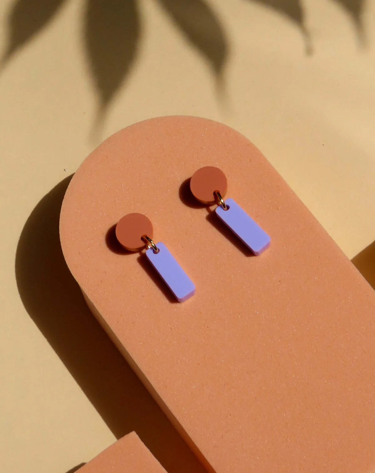 Mini Sticks Statement Ohrringe in Terracotta und Flieder