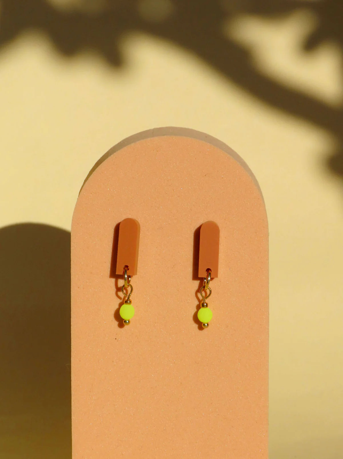 Paula Ohrringe in Terracotta und Neon-Gelb
