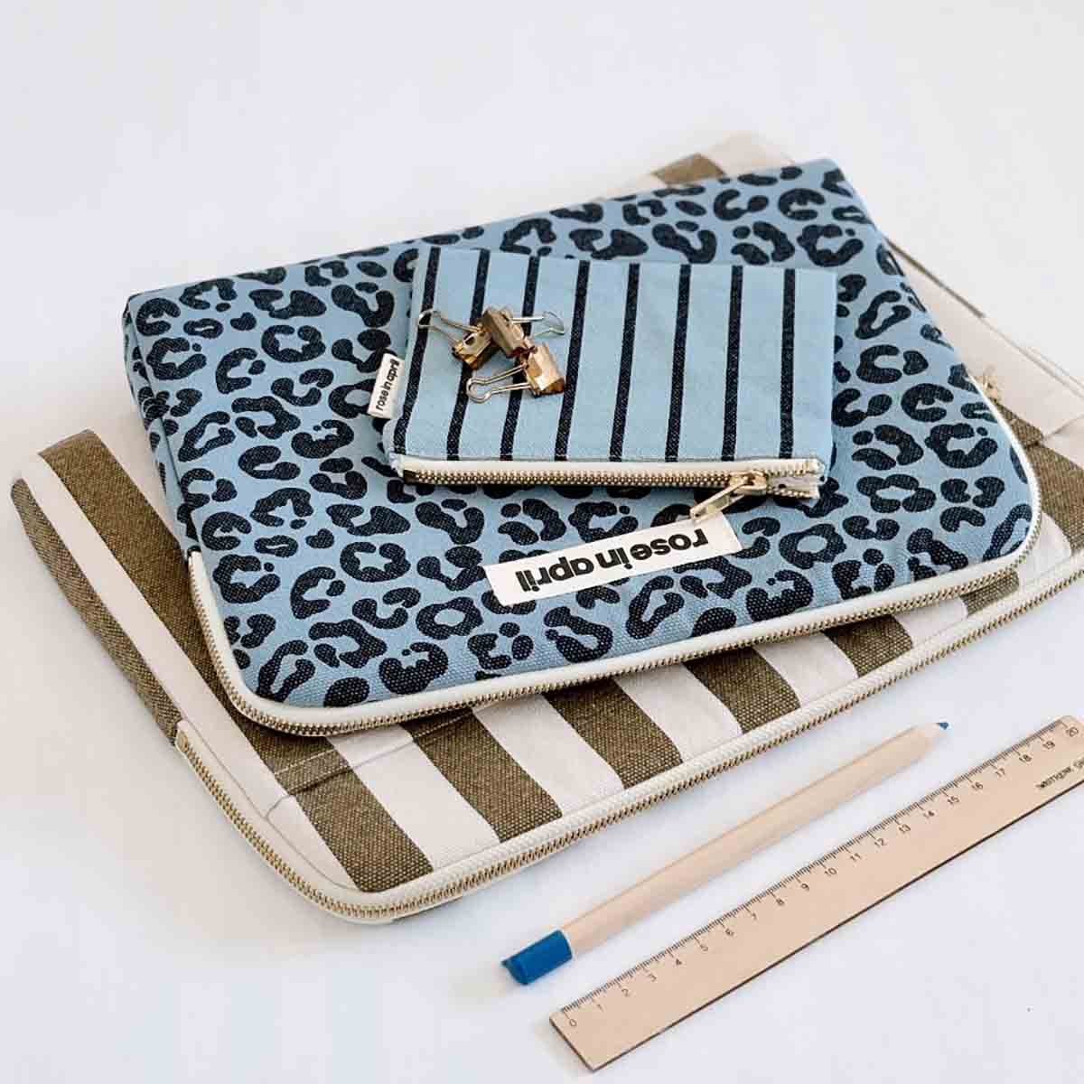 Pouch MARIE gestreift Schwarz/Himmelblau