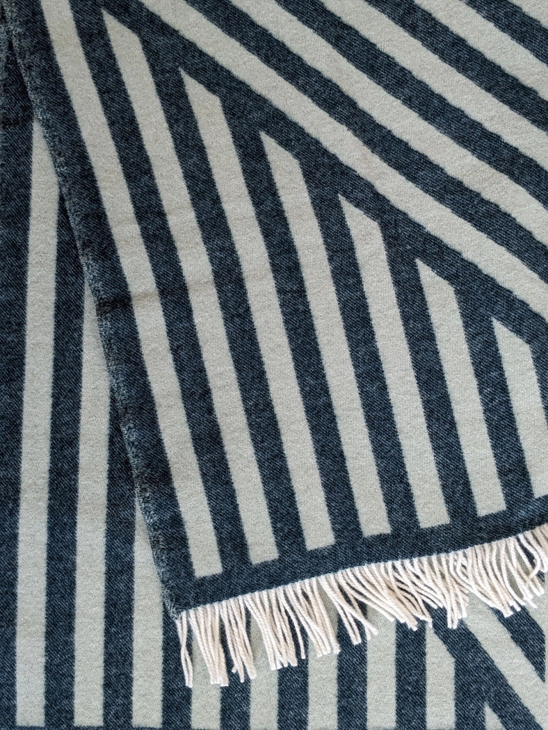 Wolldecke/Kuscheldecke FRANK Petrol/Sage