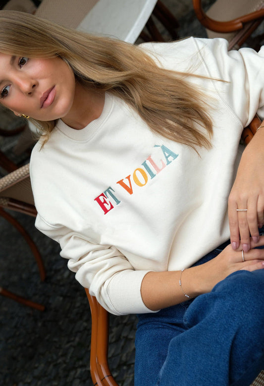 Model trägt den Oversize-Sweater Et Voilà von rust&may in Natur