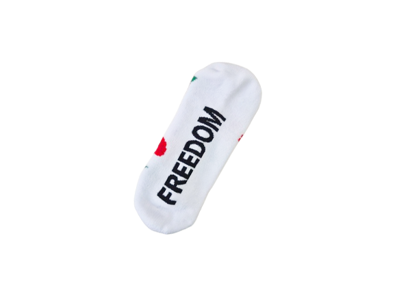 Unterseite der weißen Freedom Socken mit schwarzem Schriftzug