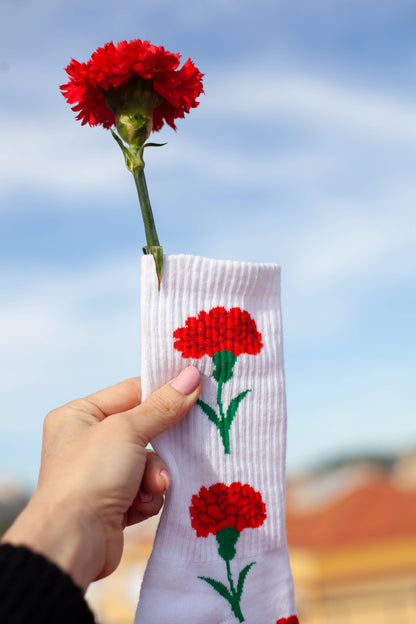 Weiße Freedom Socken mit roter Nelke dekoriert