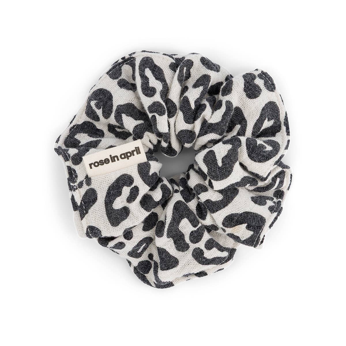 Scrunchie GRAOU von Rose in April mit Leopardenmuster in Greige aus Baumwollmusselin