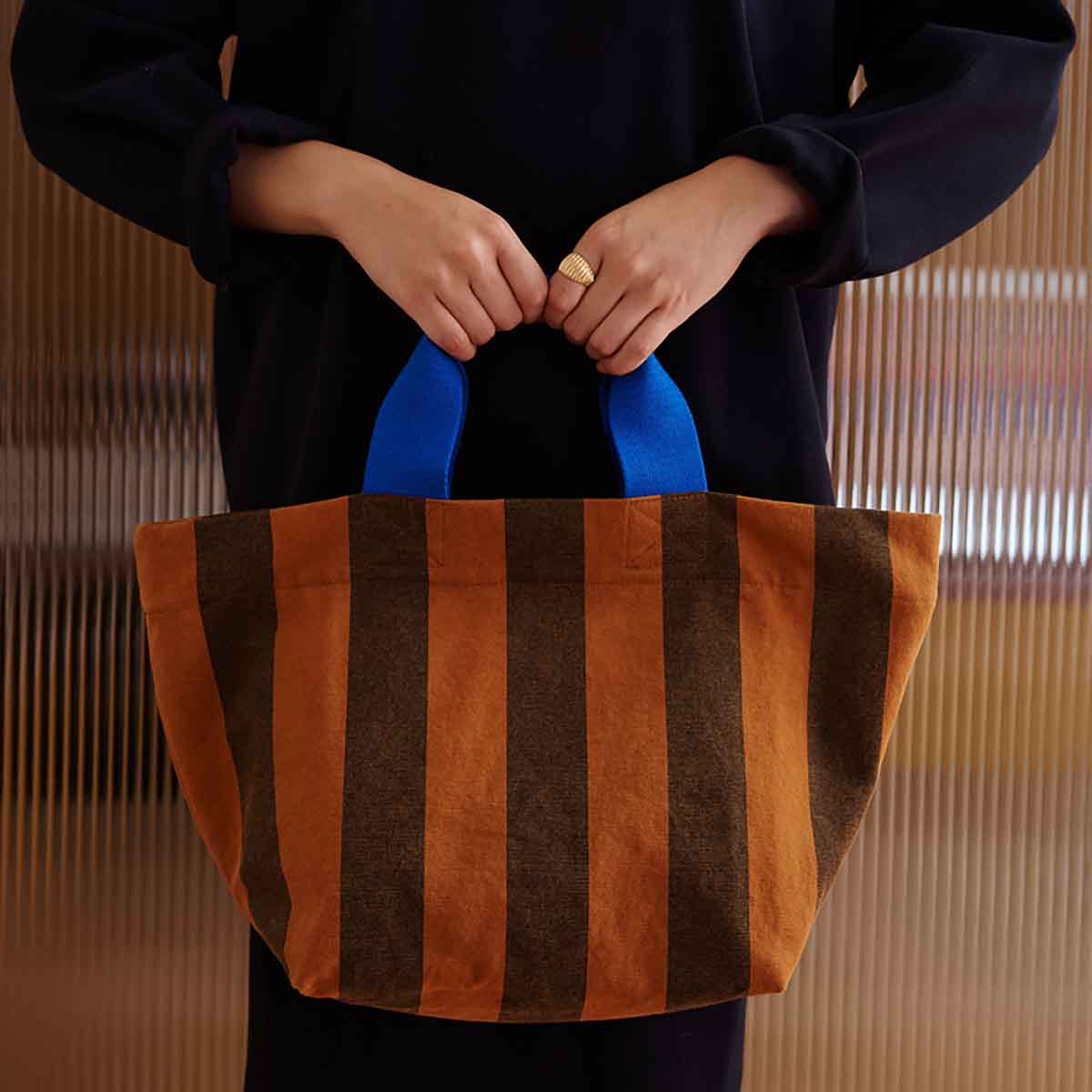 Tasche TINA von Rose in April mit breiten Streifen in Pecan und Nacht