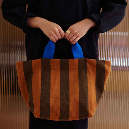 Tasche TINA von Rose in April mit breiten Streifen in Pecan und Nacht