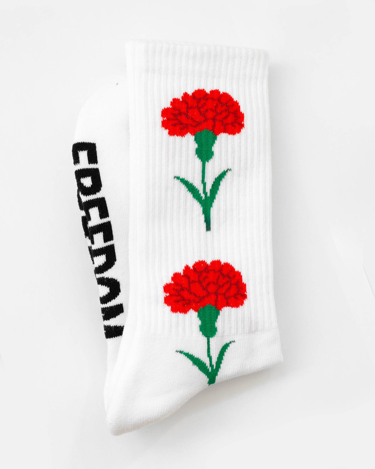 Detailaufnahme der Freedom Socken mit roter Nelke und schwarzem Schriftzug
