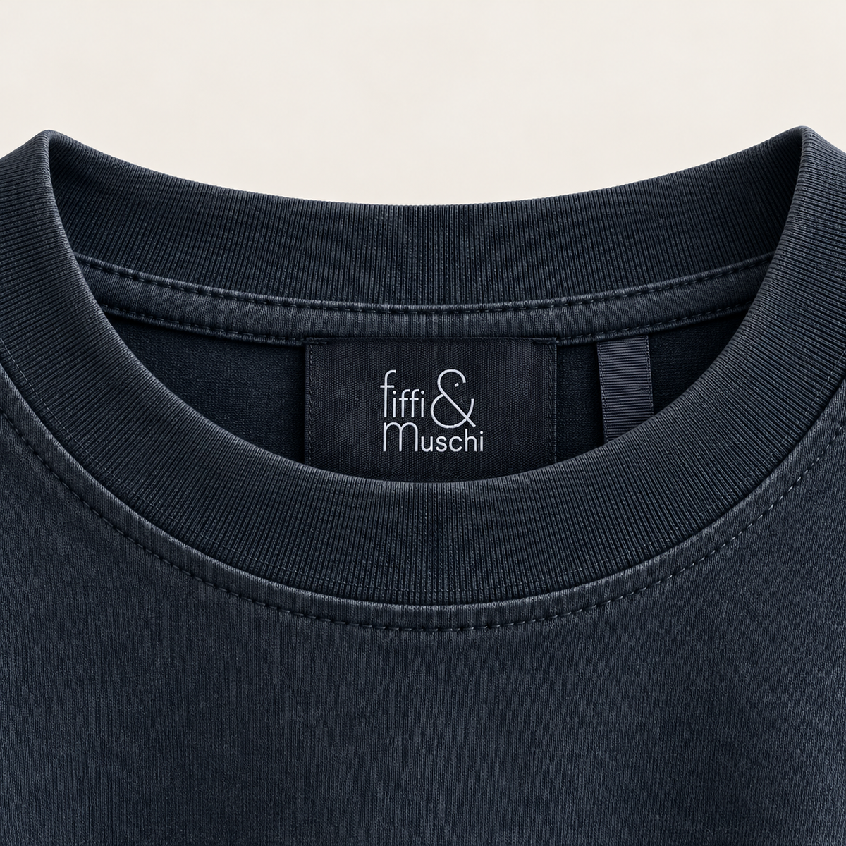 Original fiffi&muschi Markenlabel im Rundhalsausschnitt des Vintage Black Oversized T-Shirts