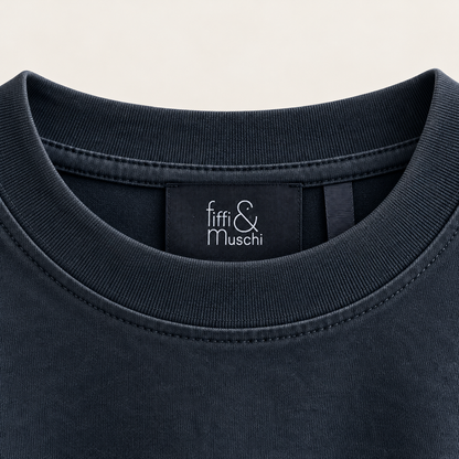 Original fiffi&muschi Markenlabel im Rundhalsausschnitt des Vintage Black Oversized T-Shirts