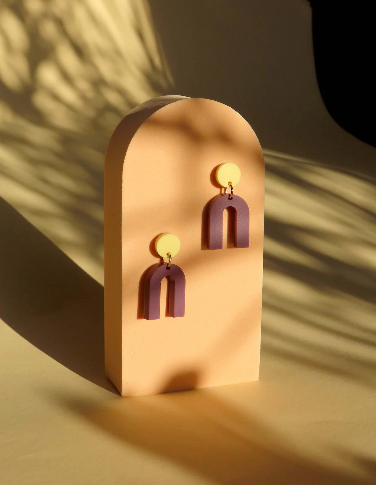 Mini Arch Acryl Ohrringe mit Edelstahlstecker in Hellgelb und Plum