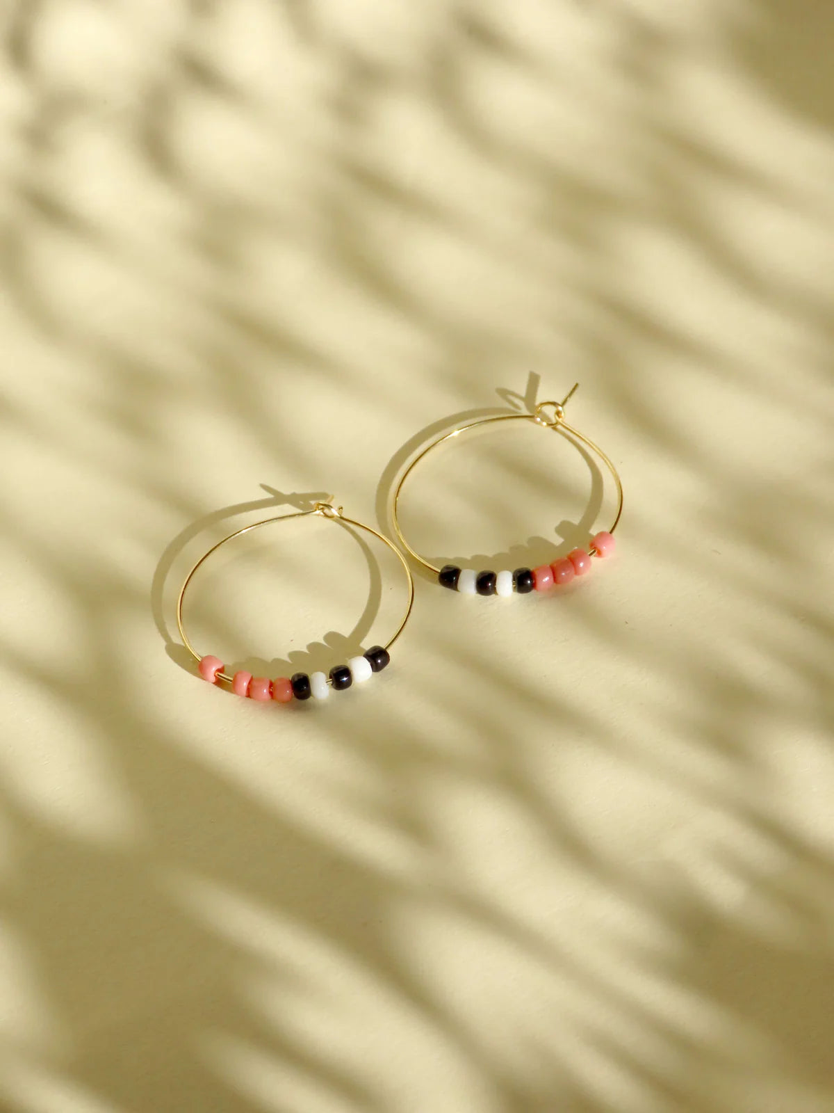 Hoops aus vergoldetem Edelstahl mit Toho Seed Perlen