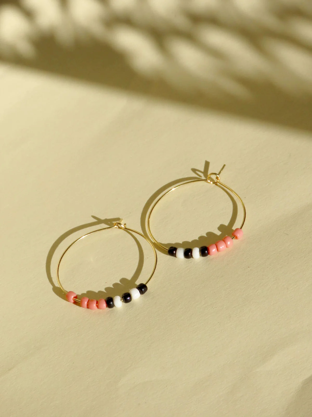 Hoops aus vergoldetem Edelstahl mit Toho Seed Perlen