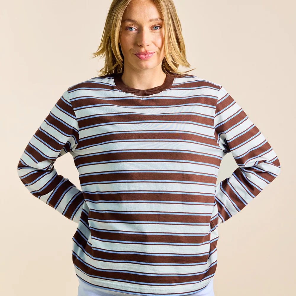 Gestreiftes Bio-Langarmshirt in Off-White, Braun und Hellblau in der Vorderansicht am Model