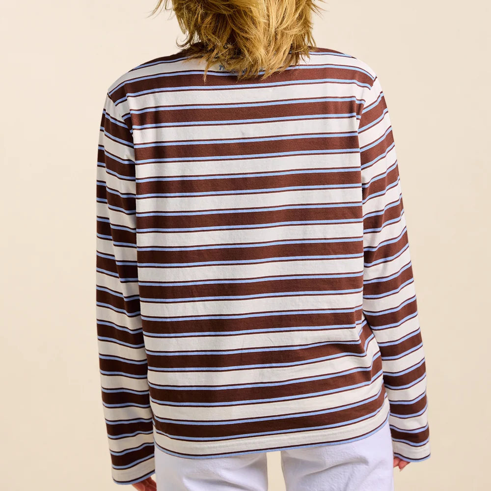 Rückansicht des gestreiften popeia Langarmshirts am Model