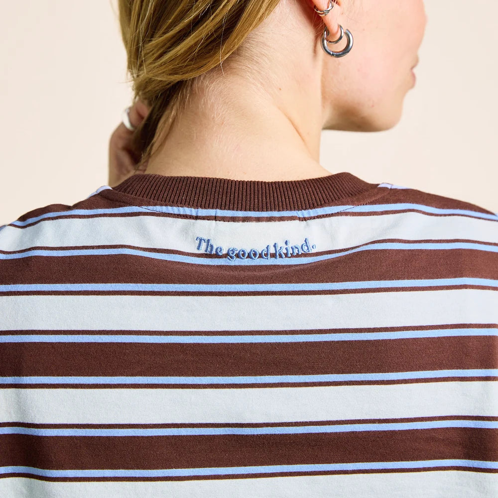 Hellblaue Stickerei „The good kind.“ im Nacken des gestreiften Langarmshirts