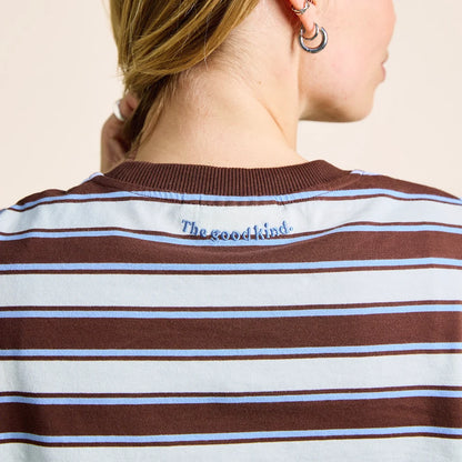 Hellblaue Stickerei „The good kind.“ im Nacken des gestreiften Langarmshirts