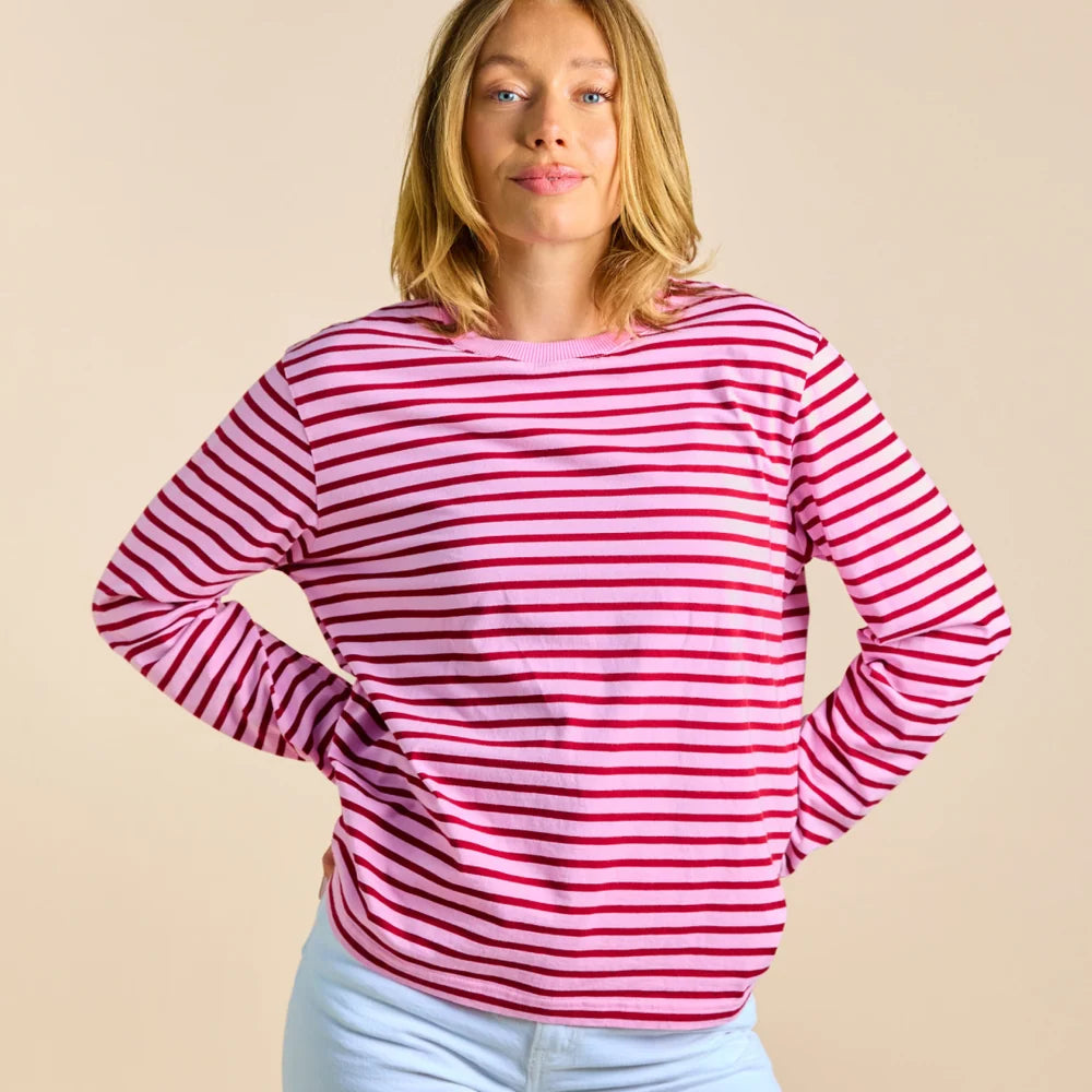 Ansicht des getragenen Langarmshirts in Pink und Bordeaux