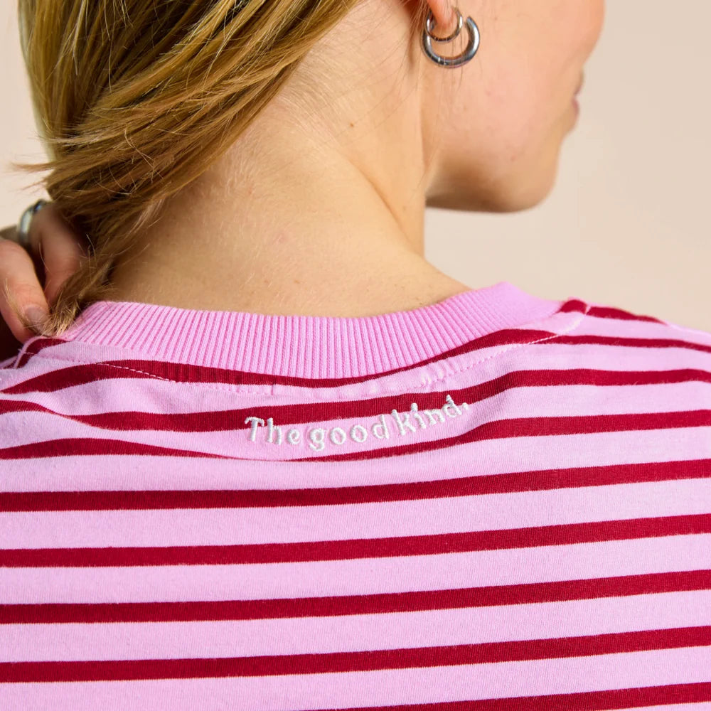 Kindness-Spruch im Nacken des pink-bordeaux gestreiften Langarmshirts