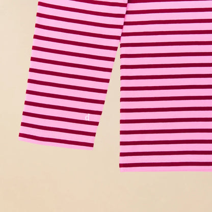 Pink-bordeaux gestreiftes Langarmshirt in frontaler Nahaufnahme