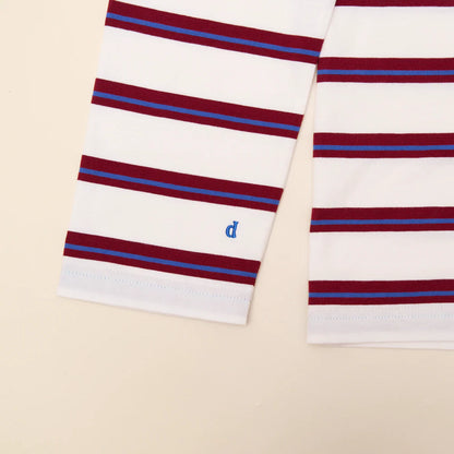 Off-whitefarbenes Langarmshirt mit roten und königsblauen Streifen in frontaler Nahaufnahme
