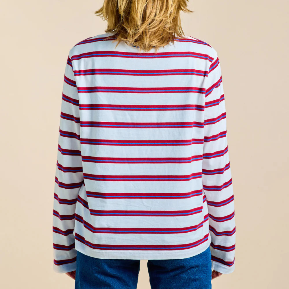 Vollständige Rückansicht des gestreiften popeia Langarmshirts beim Stehen