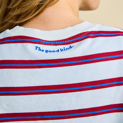 Rückansicht des gestreiften Langarmshirts mit Kindness-Spruch im Nacken