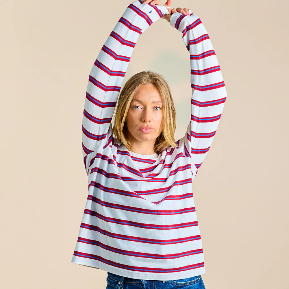 Getragenes Bio-Langarmshirt mit roten und königsblauen Streifen