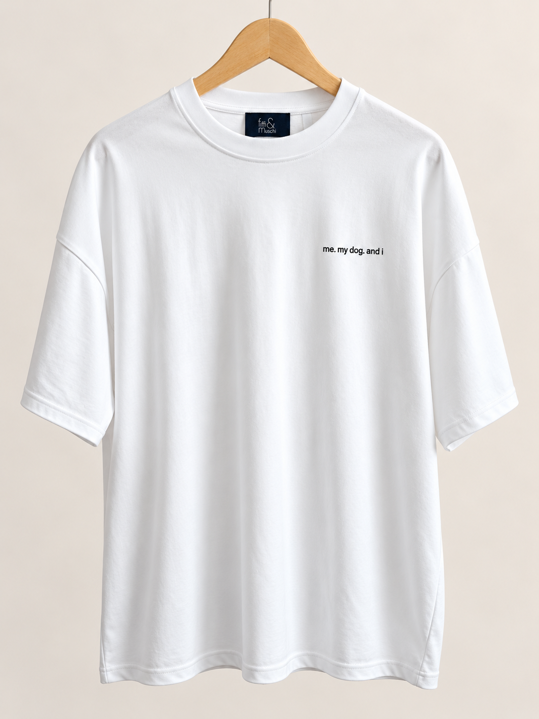 Weißes Oversized T-Shirt me. my dog. and i von fiffi&muschi mit schwarzer Bruststickerei – Vorderansicht