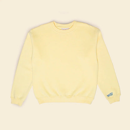 Kindness Sweater von popeia in Buttergelb in der Vorderansicht.