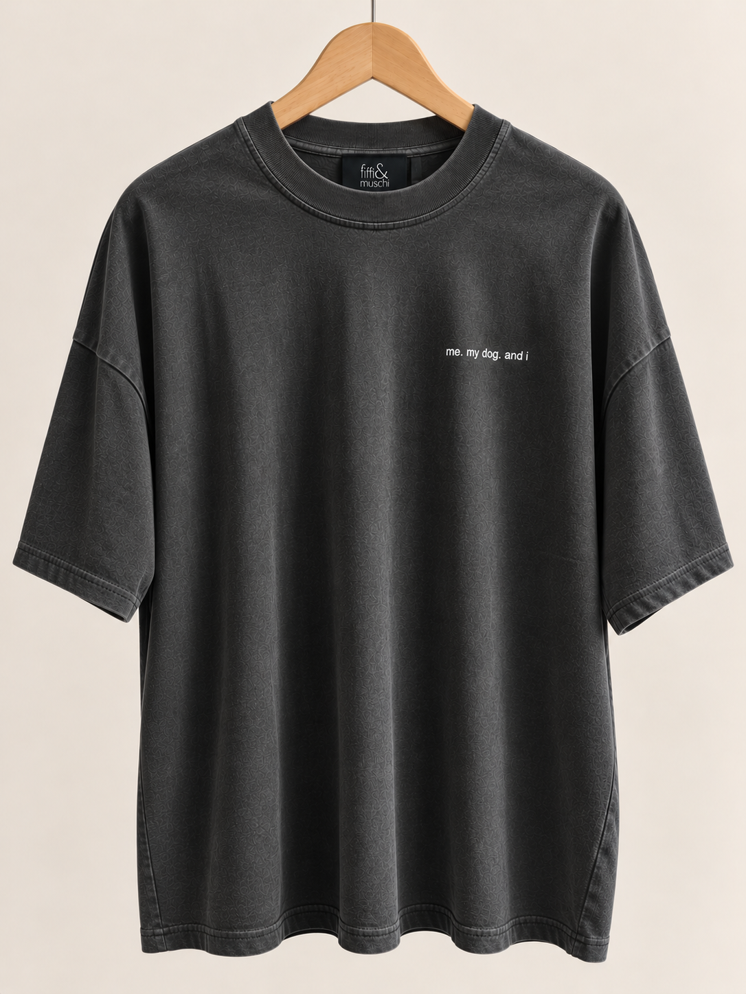 Vintage Black Oversized T-Shirt me. my dog. and i von fiffi&muschi mit weißer Bruststickerei – Vorderansicht