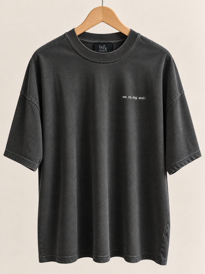 Vintage Black Oversized T-Shirt me. my dog. and i von fiffi&muschi mit weißer Bruststickerei – Vorderansicht
