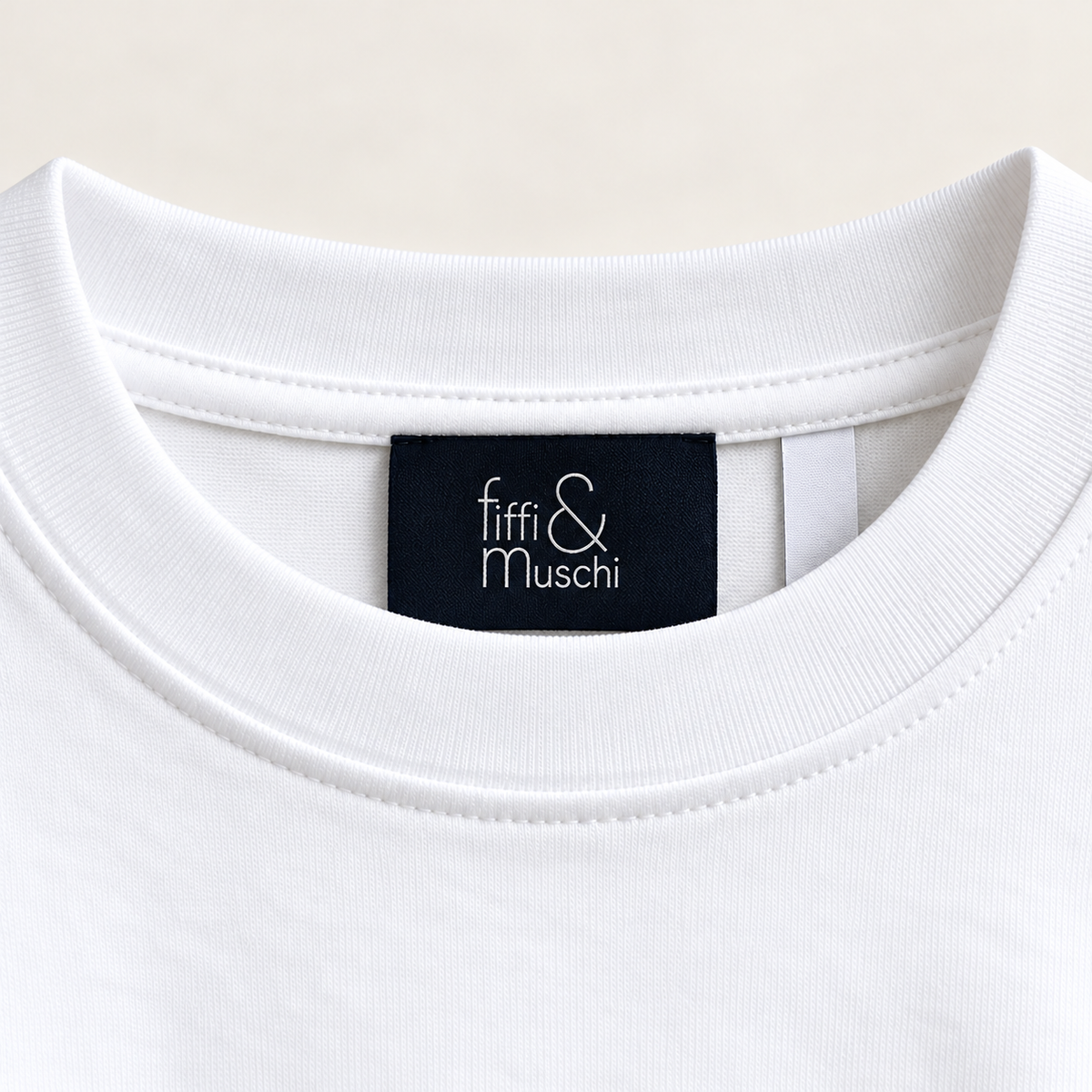 Original fiffi&muschi Markenlabel im Rundhalsausschnitt des weißen Oversized T-Shirts