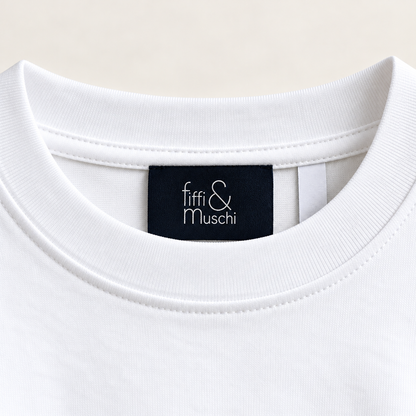 Original fiffi&muschi Markenlabel im Rundhalsausschnitt des weißen Oversized T-Shirts