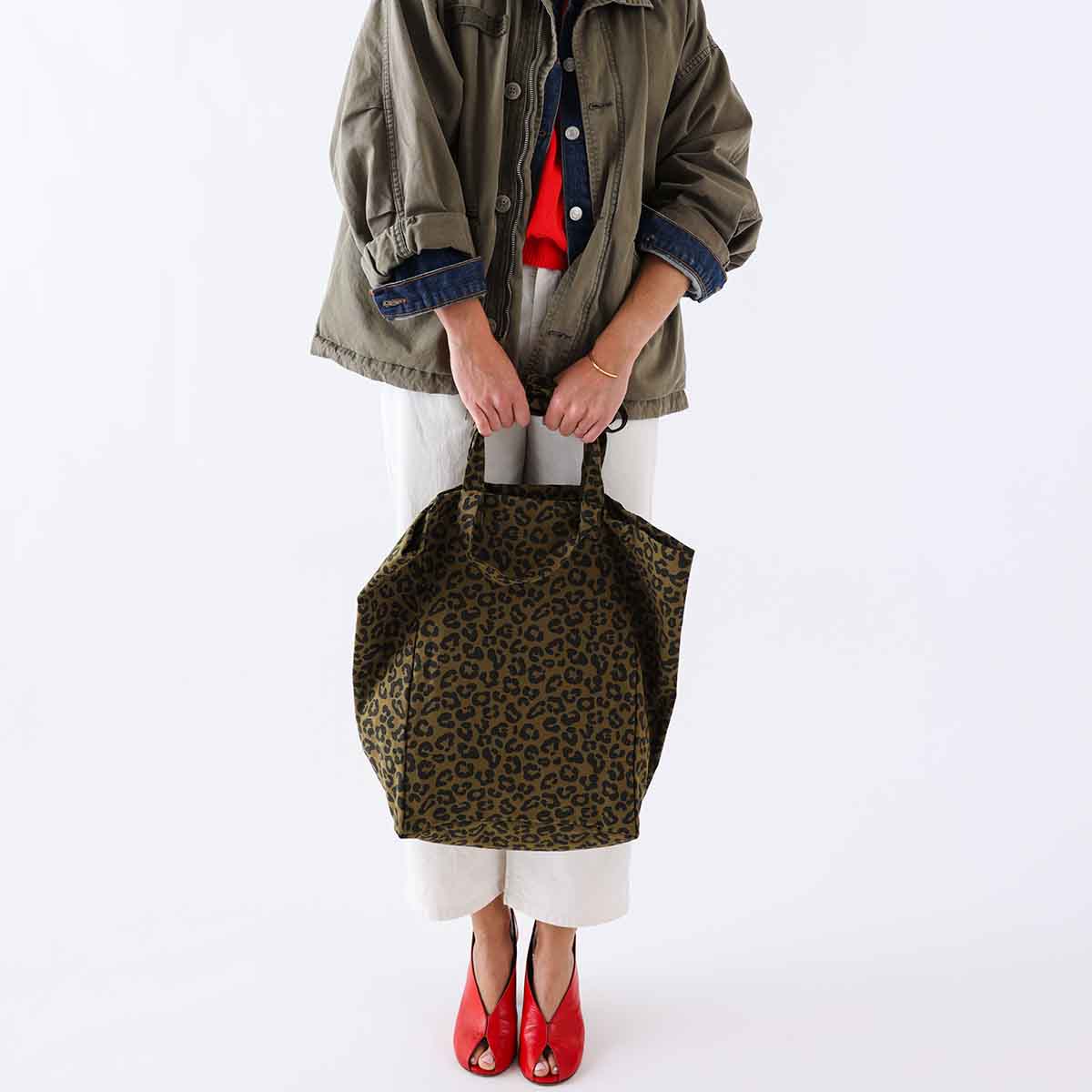 Shopper ELISABETH von Rose in April mit Leoprint in Olive