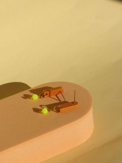Paula Ohrringe in Terracotta und Neon-Gelb