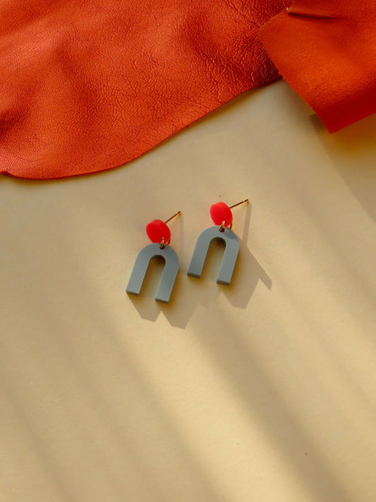 Mini Arch Acryl Ohrringe mit Edelstahlstecker in Knallrot und Hellgrau