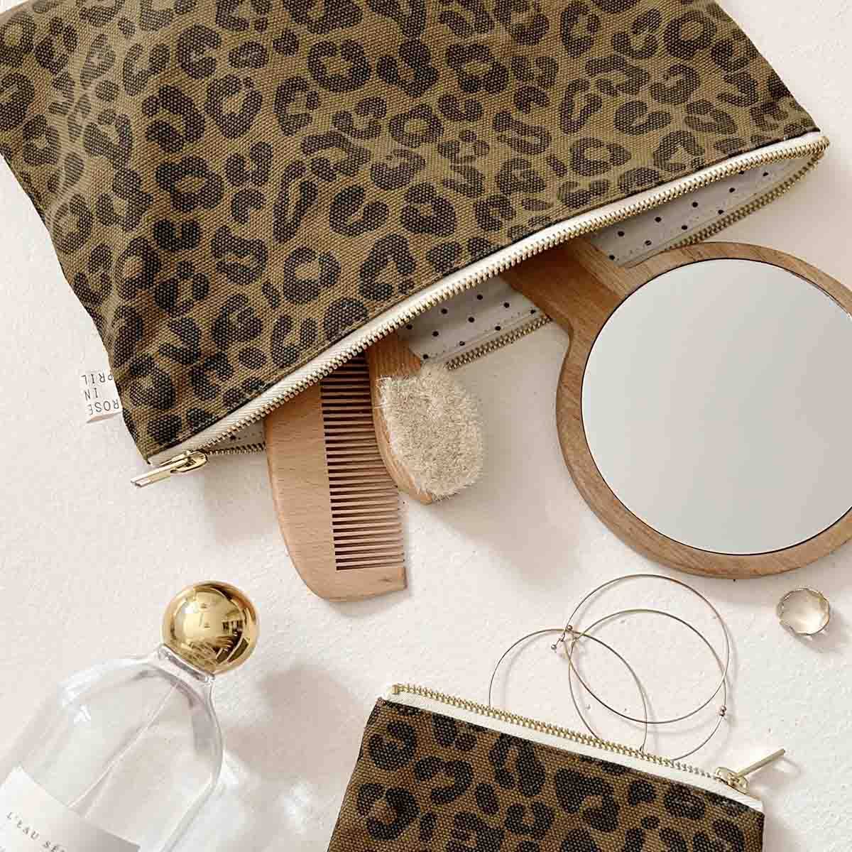 Pouch MARIE Olivgrün mit Leoprint