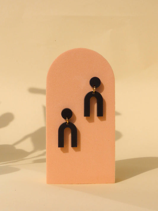 Mini Arch Acryl Ohrringe Schwarz